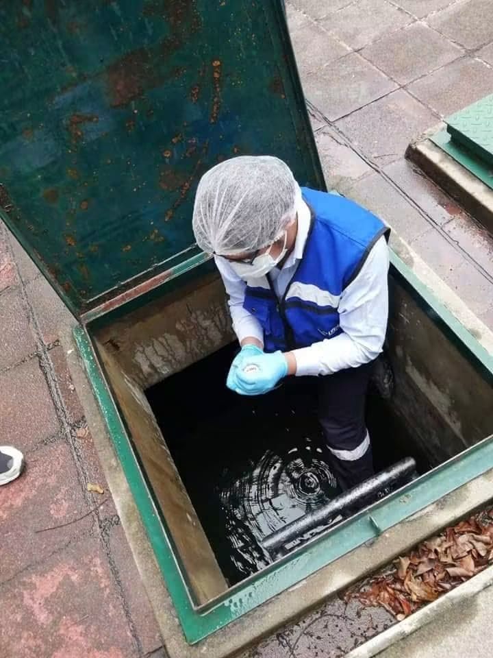 Muestreo de agua residual en un buzón