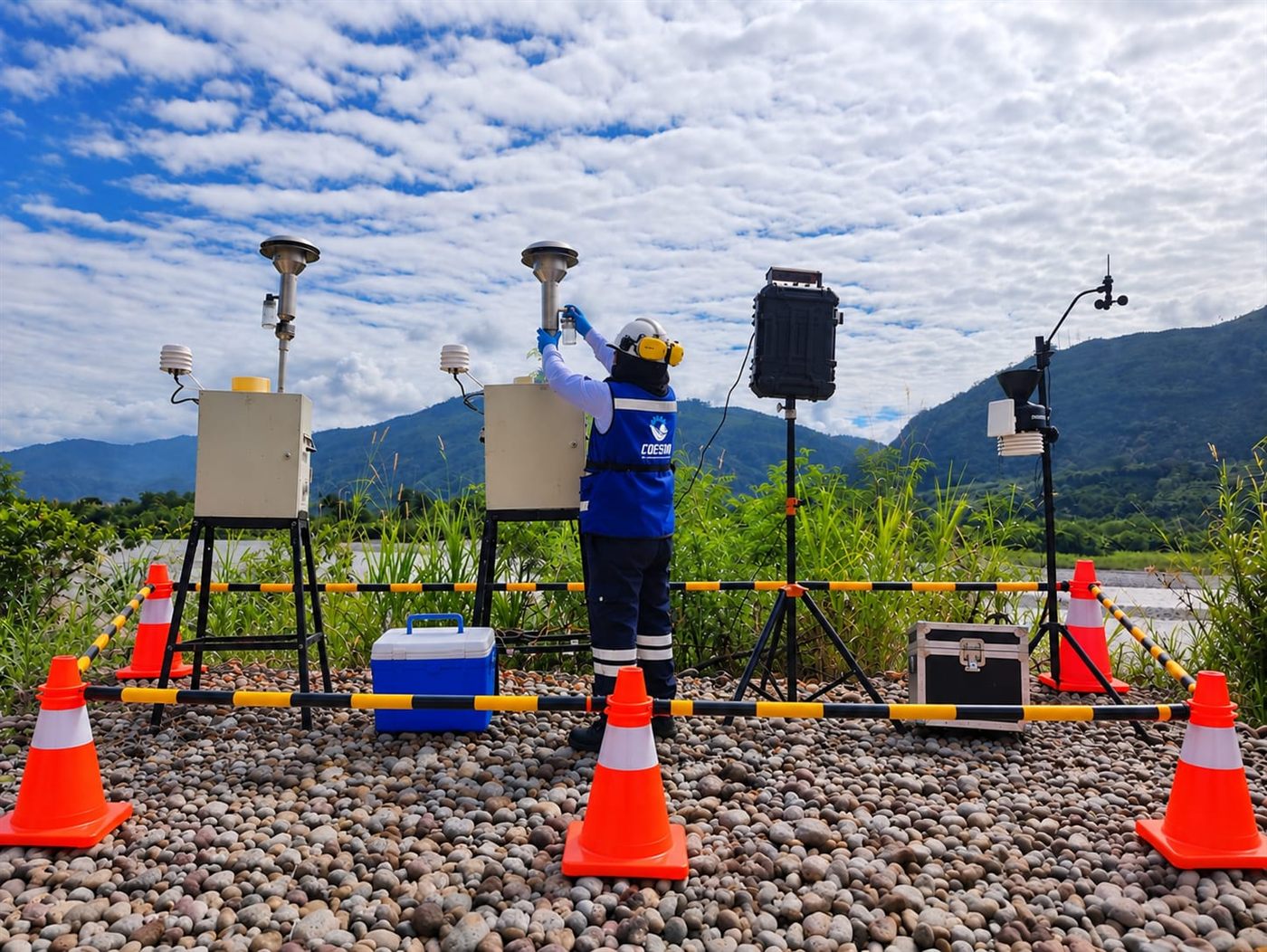 Especialista de COESEM operando una estación de monitoreo de calidad de aire