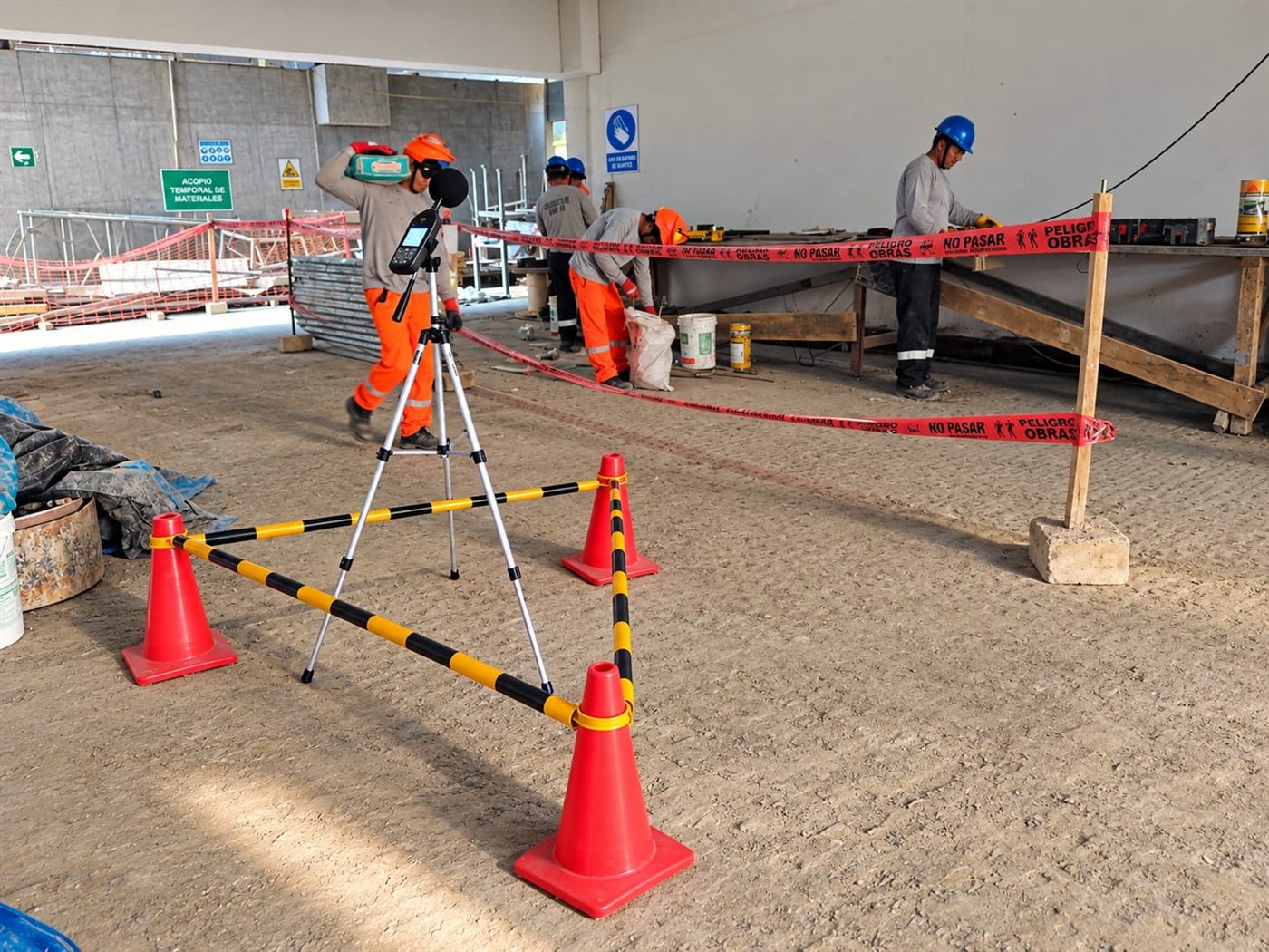 Medición de ruido en un área de trabajo de construcción
